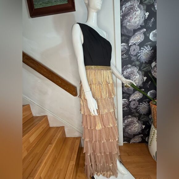 Mac Duggal leena One-Shoulder Ruffle
Tiered Gown / size 6 - Picture 7 of 10